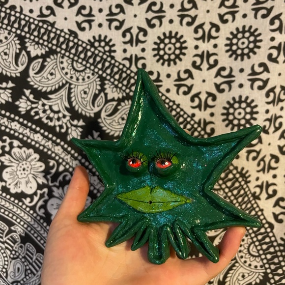 Pot leaf ashtray/incense burner - Picture 2 of 3